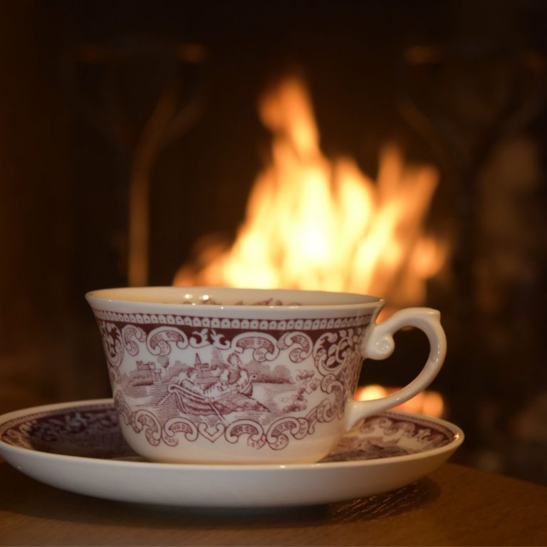 tasse à thé au coin du feu
